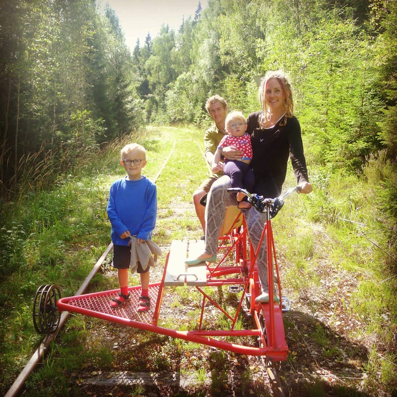 Cykla dressin på de vackra vyernas järnväg