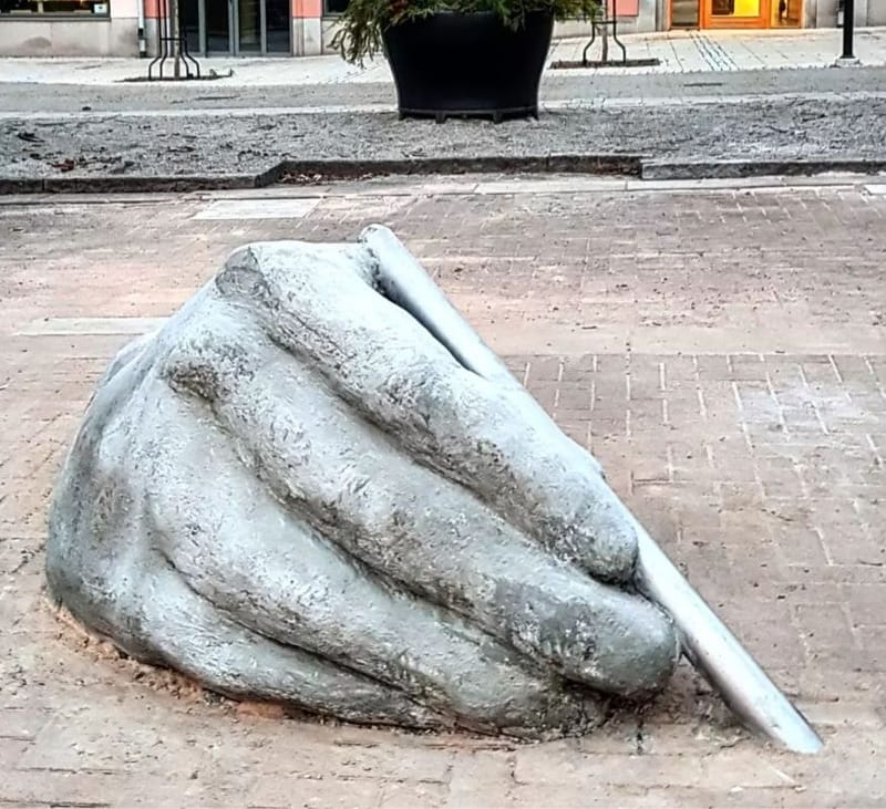 Skulpturen Händelser vid torget