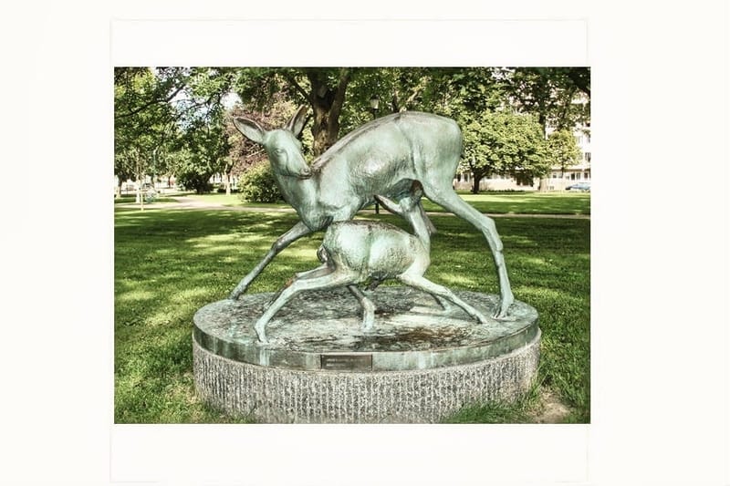 Skulpturen Hind med kid