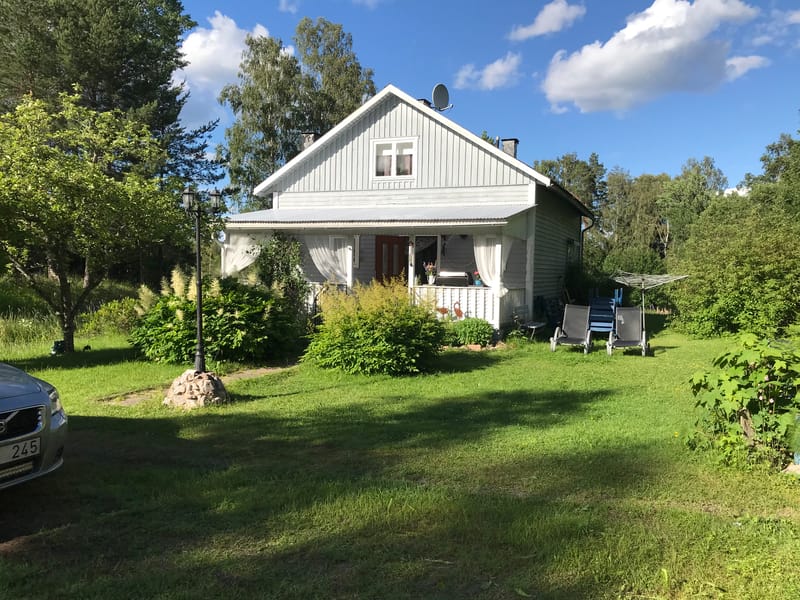 Lantligt belägen stuga